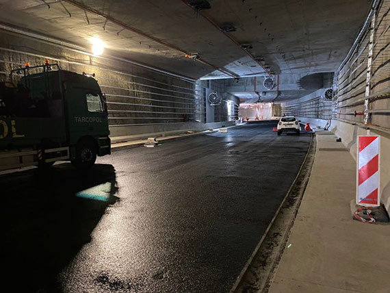 W tunelu wylewaj asfalt. Zobacz zdjcia