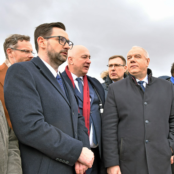 Politycy obozu władzy wraz z prezesem Orlenu pozowali na tle gazowca „Lech Kaczyński”. Jak zapewniają; „Polska jest zabezpieczona energetycznie”