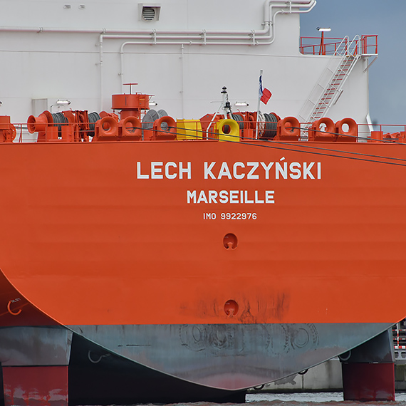 Politycy obozu władzy wraz z prezesem Orlenu pozowali na tle gazowca „Lech Kaczyński”. Jak zapewniają; „Polska jest zabezpieczona energetycznie”