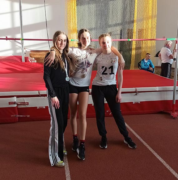 Zawodnicy Klubu Lekkoatletycznego OSiR „Wyspiarz” z kolejnymi medalami z Mistrzostw Województwa w LA