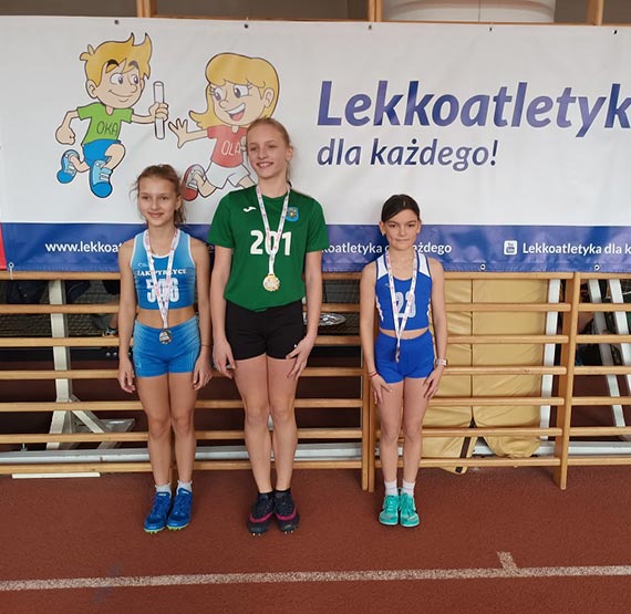 Zawodnicy Klubu Lekkoatletycznego OSiR „Wyspiarz” z kolejnymi medalami z Mistrzostw Województwa w LA