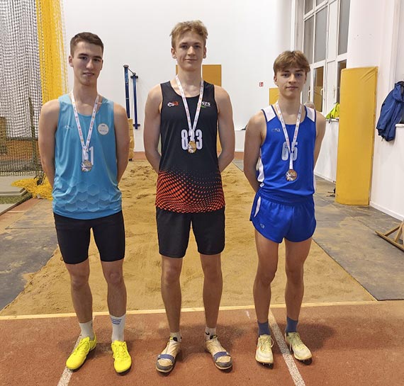 Zawodnicy Klubu Lekkoatletycznego OSiR „Wyspiarz” z kolejnymi medalami z Mistrzostw Województwa w LA