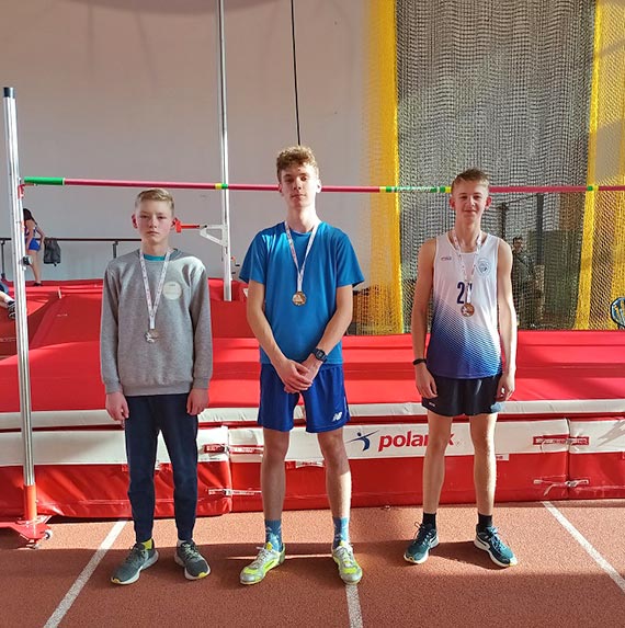 Zawodnicy Klubu Lekkoatletycznego OSiR „Wyspiarz” z kolejnymi medalami z Mistrzostw Województwa w LA