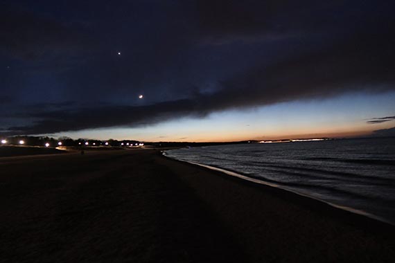 Venus i Jowisz w koniunkcji. Niezwyke astronomiczne zjawisko wietnie widoczne nad pla