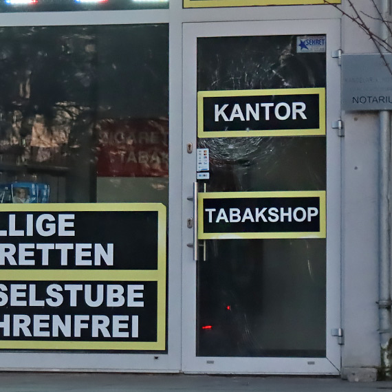 Skok stulecia! Trzech 19-latków włamało się do sklepu z papierosami