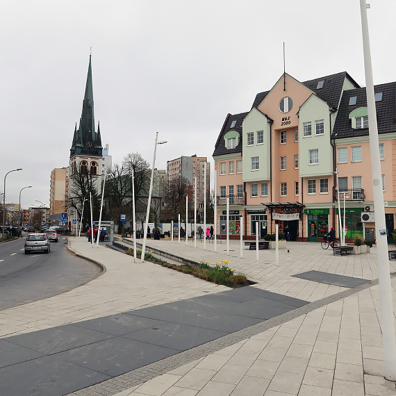 Przygotowania do Wielkanocy bez palm? 1 kwietnia na Placu Wolności pozostawały puste słupki