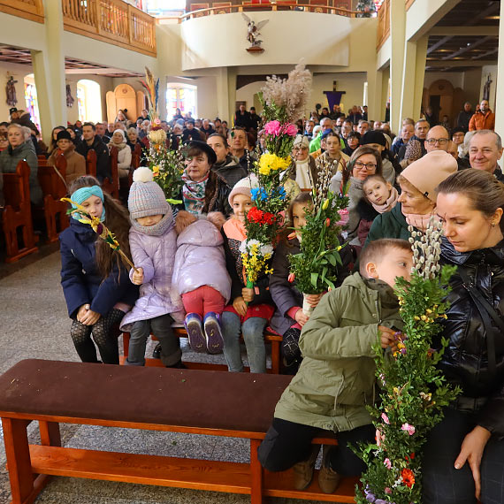 W kociele rzymsko - katolickim rozpoczy si obrzdy Wielkiego Tygodnia. W niedziel kocioy wypeniy si wiernymi z symbolicznymi palmami