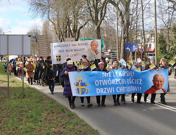 W obronie dobrego imienia Jana Pawła II. Świnoujścianie przemaszerowali głównymi ulicami miasta