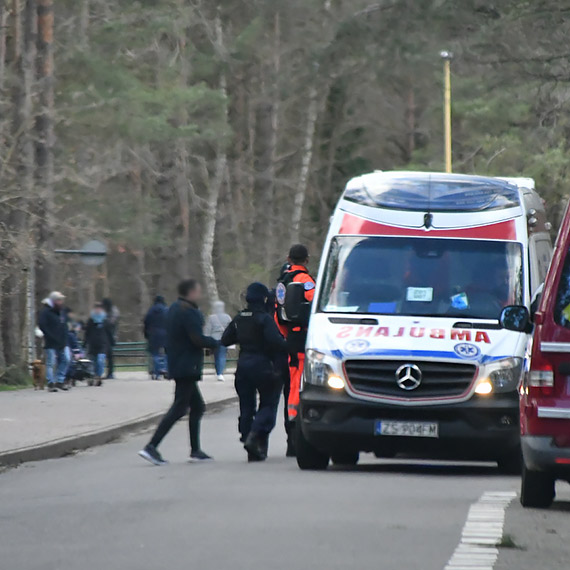Pijany mczyzna lea na chodniku twarz do ziemi. Postawi na nogi wszystkie suby