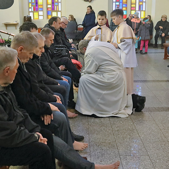 Podniose uroczystoci na pocztek paschy-czasu bezporednio poprzedzajcego Rezurekcje Wielkanocne. W wypenionej wityni przy Placu Kocielnym trudno byo nawet o miejsce stojce