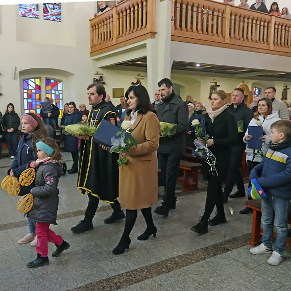 Podniose uroczystoci na pocztek paschy-czasu bezporednio poprzedzajcego Rezurekcje Wielkanocne. W wypenionej wityni przy Placu Kocielnym trudno byo nawet o miejsce stojce