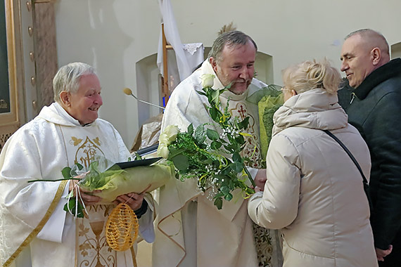 Podniose uroczystoci na pocztek paschy-czasu bezporednio poprzedzajcego Rezurekcje Wielkanocne. W wypenionej wityni przy Placu Kocielnym trudno byo nawet o miejsce stojce