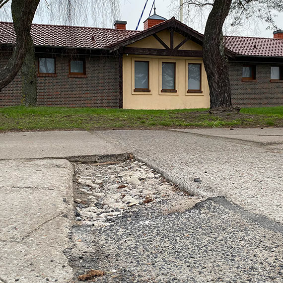 Droga do Stacji Ratownictwa Morskiego jest w złym stanie. I na razie tak pozostanie?
