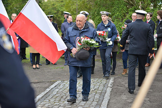 13 lat po katastrofie smoleńskiej i 83 po zbrodni katyńskiej kwiaty na cmentarzu komunalnym w Świnoujściu