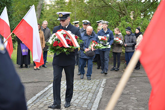 13 lat po katastrofie smoleńskiej i 83 po zbrodni katyńskiej kwiaty na cmentarzu komunalnym w Świnoujściu