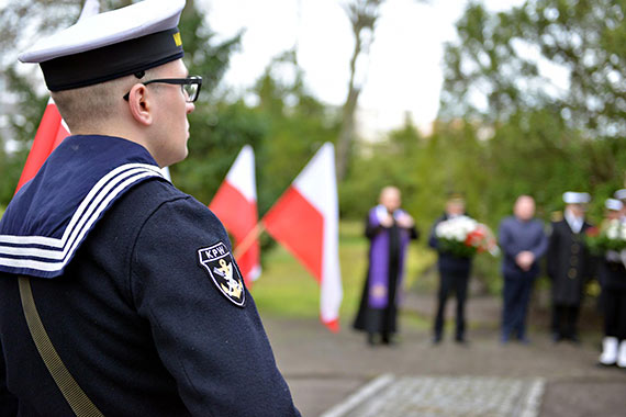 13 lat po katastrofie smoleńskiej i 83 po zbrodni katyńskiej kwiaty na cmentarzu komunalnym w Świnoujściu