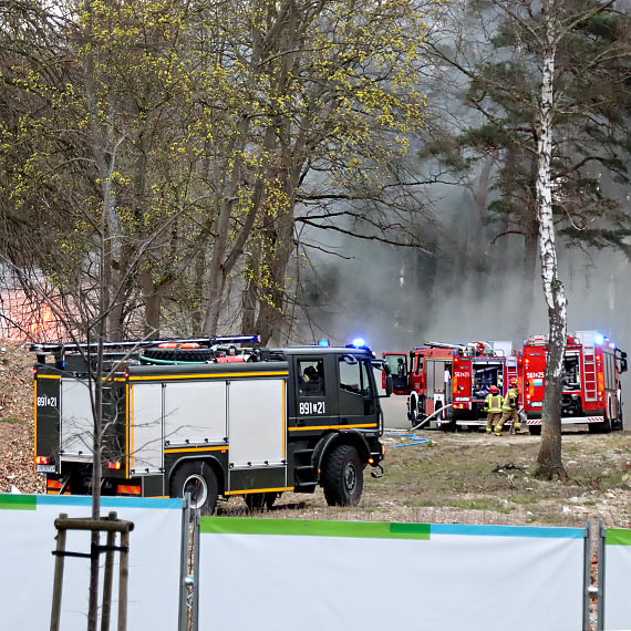Pożar pustostanu na dawnym terenie ośrodka Grodek - trudności z gaszeniem i plany na przyszłość. Na miejscu unosiło się dużo gryzącego dymu!