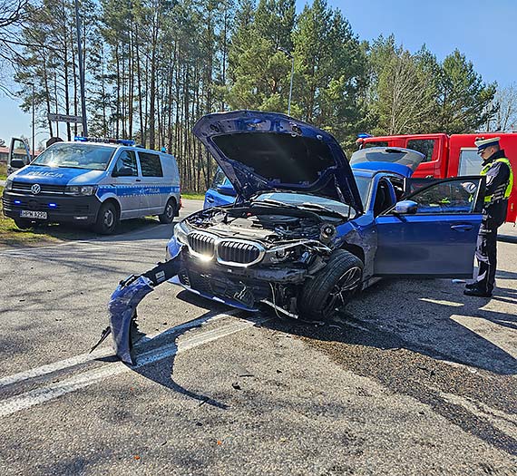 Zderzenie dwch BMW na Pomorskiej. Kierujcy pojazdami przewiezieni do szpitala 