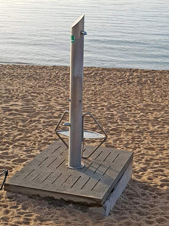Dlaczego brakuje darmowych toalet i czystych pryszniców na świnoujskiej plaży. Spostrzeżenia z Hiszpanii