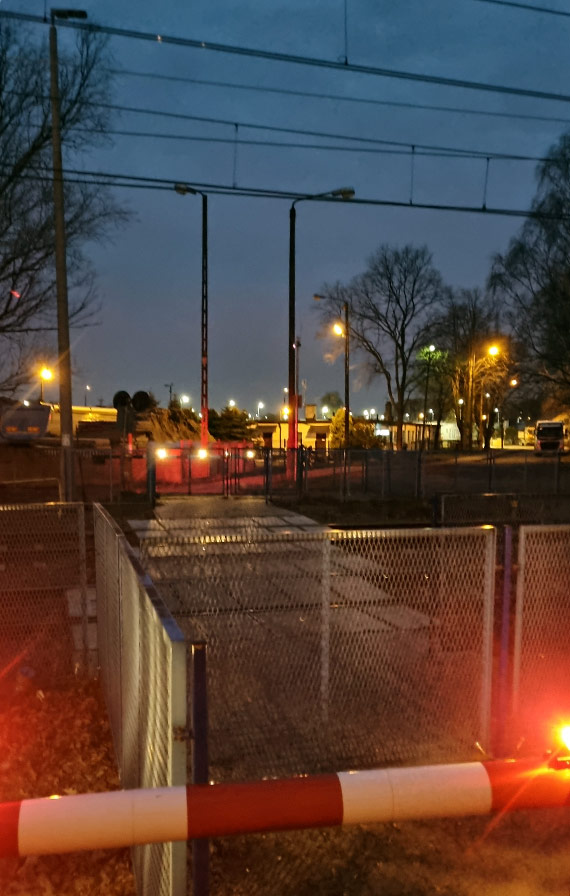 Niebezpieczne przejście kolejowe przy ulicy Norweskiej - mieszkańcy Warszowa alarmują o braku oświetlenia