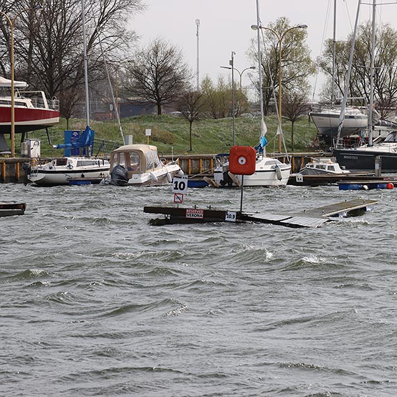 Urwał się pomost w Świnoujskiej marinie - czy bezpieczeństwo użytkowników jest zagrożone?