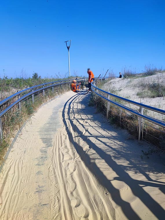 Niedbalstwo zarządzających plażą: Zasypane wejście przez ponad tydzień