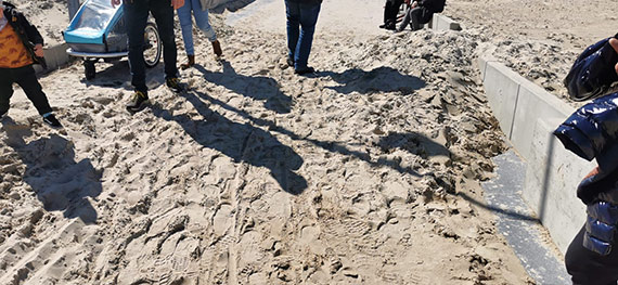 Niedbalstwo zarządzających plażą: Zasypane wejście przez ponad tydzień