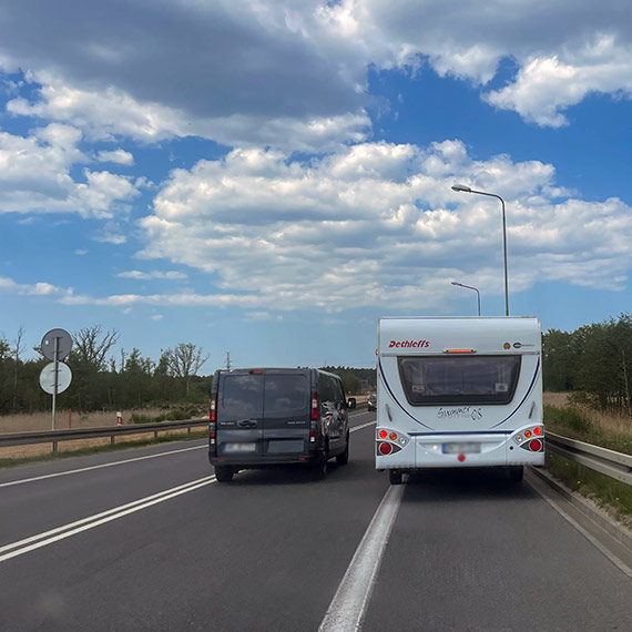 Korek na początku DW 102 w Międzyzdrojach spowodowany przez sygnalizację świetlną która steruje wahadłowo ruchem drogowym