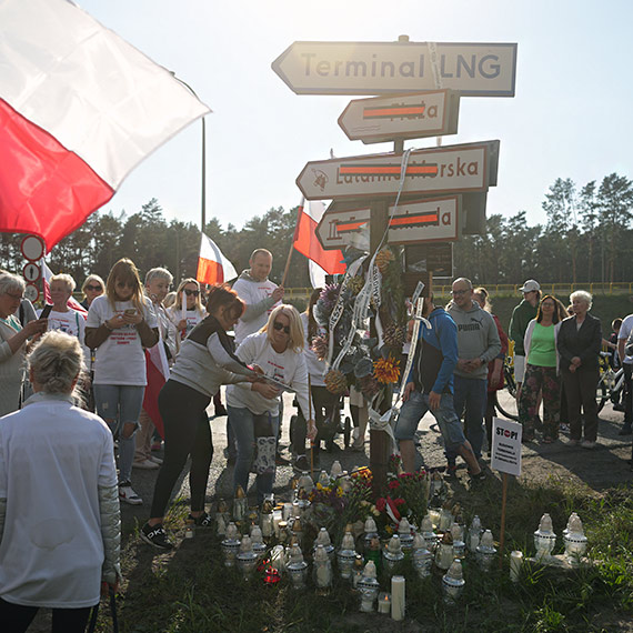Wieniec i znicze jako symbol sprzeciwu mieszkacw dzielnicy Warszowa. Zobacz film!
