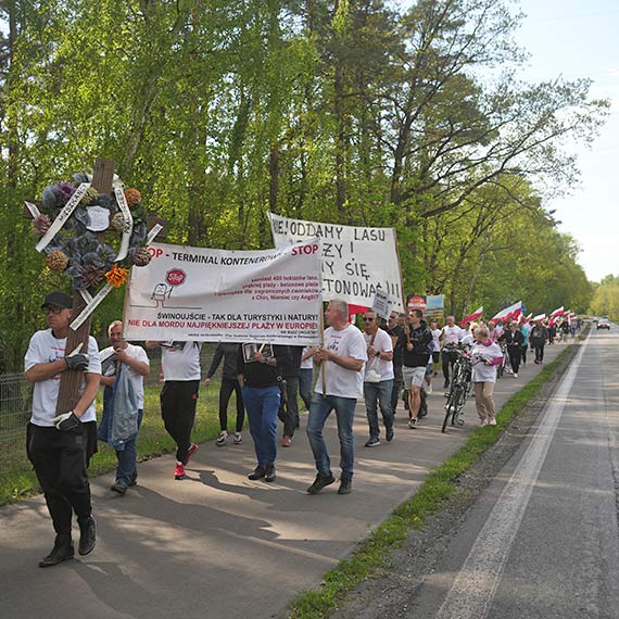 Wieniec i znicze jako symbol sprzeciwu mieszkacw dzielnicy Warszowa. Zobacz film!