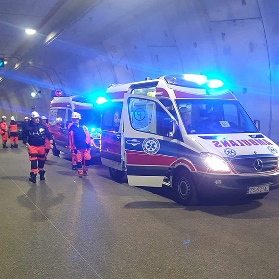 Ratownicy medyczni z pogotowia ratunkowego Świnoujście i Międzyzdroje sprawdzają tunel pod Świną w celach służbowych