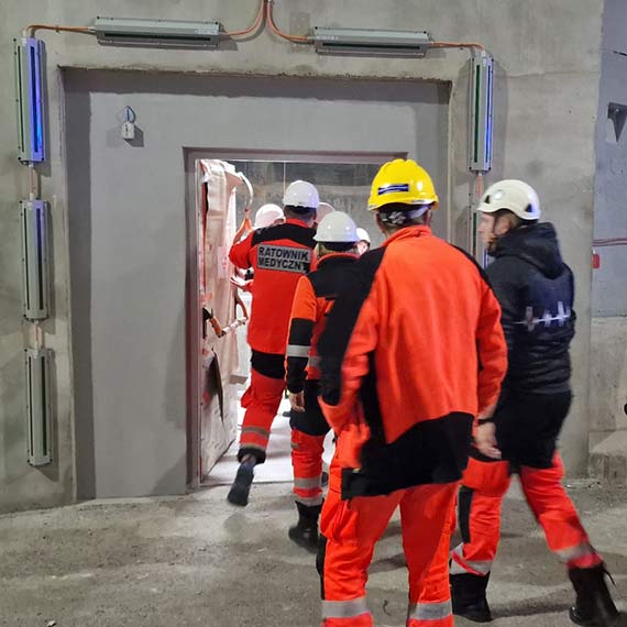 Ratownicy medyczni z pogotowia ratunkowego Świnoujście i Międzyzdroje sprawdzają tunel pod Świną w celach służbowych