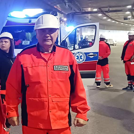 Ratownicy medyczni z pogotowia ratunkowego Świnoujście i Międzyzdroje sprawdzają tunel pod Świną w celach służbowych