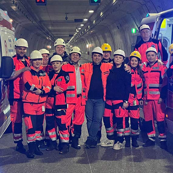 Ratownicy medyczni z pogotowia ratunkowego Świnoujście i Międzyzdroje sprawdzają tunel pod Świną w celach służbowych