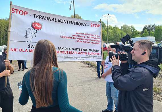 Protestujący mieszkańcy Świnoujścia (Warszów) żądają dialogu