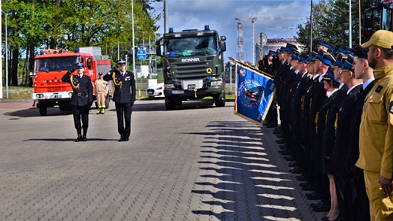 Świnoujscy strażacy świętowali swój dzień! Wręczono wyróżnienia i awanse