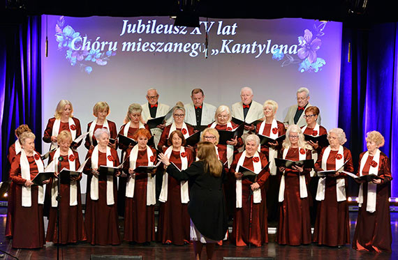 Śpiewają jak z nut! Chór mieszany „Kantylena” Miejskiego Domu Kultury uczcił swoje 15 urodziny imponującym koncertem