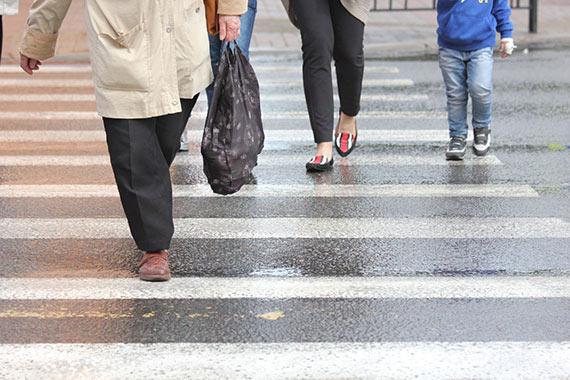Zmiana przepisów dotyczących pierwszeństwa pieszych na przejściach dała odwrotny od zamierzonego skutek