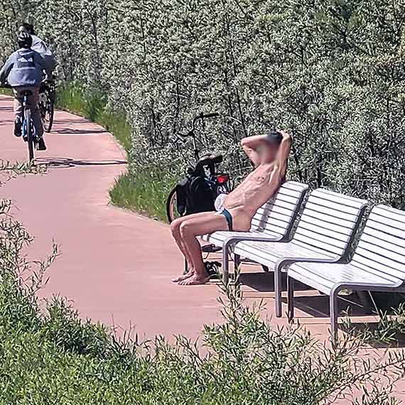 Kontrowersyjny Incydent na Promenadzie: Nagi mężczyzna na ławce w centrum uwagi