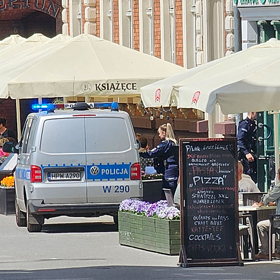 Kobieta przywaszczya sobie cudzy portfel i wysza z kantoru