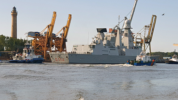Dwa wojskowe okręty NATO wpłynęły do świnoujskiego Portu Wojennego. Jeden z nich to prawdziwy kolos!