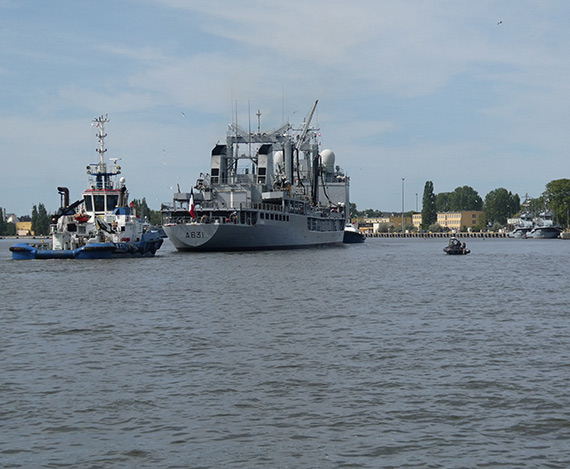 Dwa wojskowe okręty NATO wpłynęły do świnoujskiego Portu Wojennego. Jeden z nich to prawdziwy kolos!