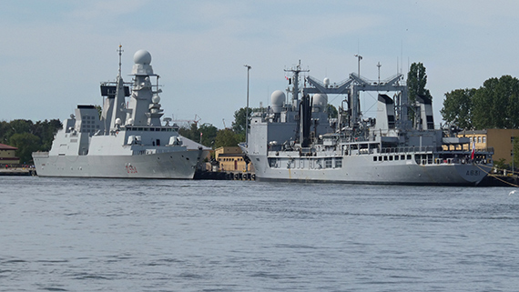 Dwa wojskowe okręty NATO wpłynęły do świnoujskiego Portu Wojennego. Jeden z nich to prawdziwy kolos!
