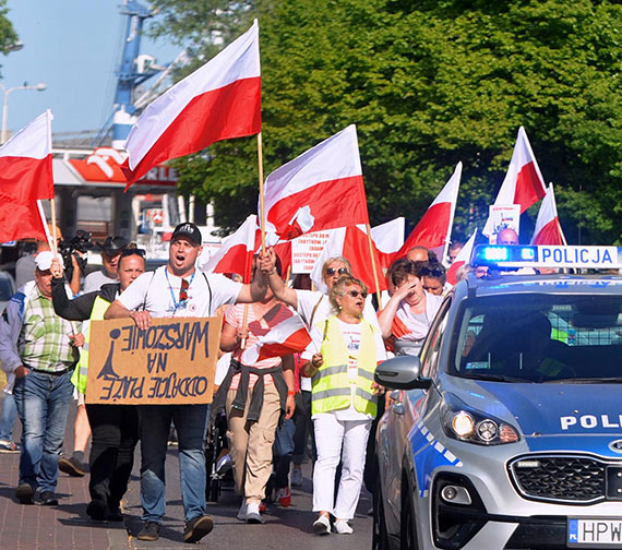 Czuj si oszukani przez wadze miasta. Mieszkacy Warszowa przeszli ulicami winoujcia w protecie przeciw bezczynnoci miasta i daniem cofnicia rozporzdzenia wojewody. Zobacz film!