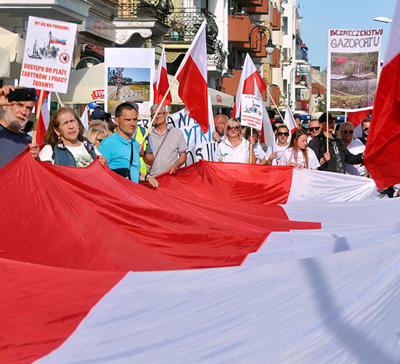 Czuj si oszukani przez wadze miasta. Mieszkacy Warszowa przeszli ulicami winoujcia w protecie przeciw bezczynnoci miasta i daniem cofnicia rozporzdzenia wojewody. Zobacz film!