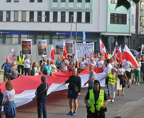 Czuj si oszukani przez wadze miasta. Mieszkacy Warszowa przeszli ulicami winoujcia w protecie przeciw bezczynnoci miasta i daniem cofnicia rozporzdzenia wojewody. Zobacz film!