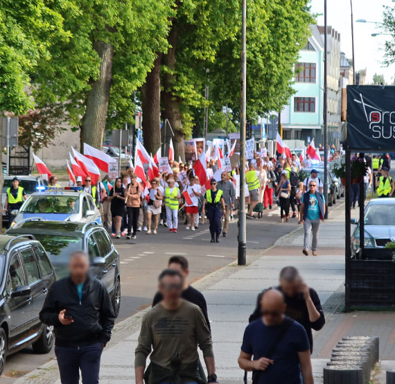 Czuj si oszukani przez wadze miasta. Mieszkacy Warszowa przeszli ulicami winoujcia w protecie przeciw bezczynnoci miasta i daniem cofnicia rozporzdzenia wojewody. Zobacz film!