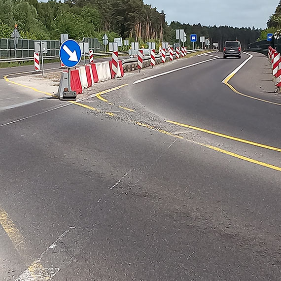 UWAGA: Kamienie z budowy drogi S3 uszkadzają samochody w okolicy Troszyna: Potrzebna pilna interwencja 