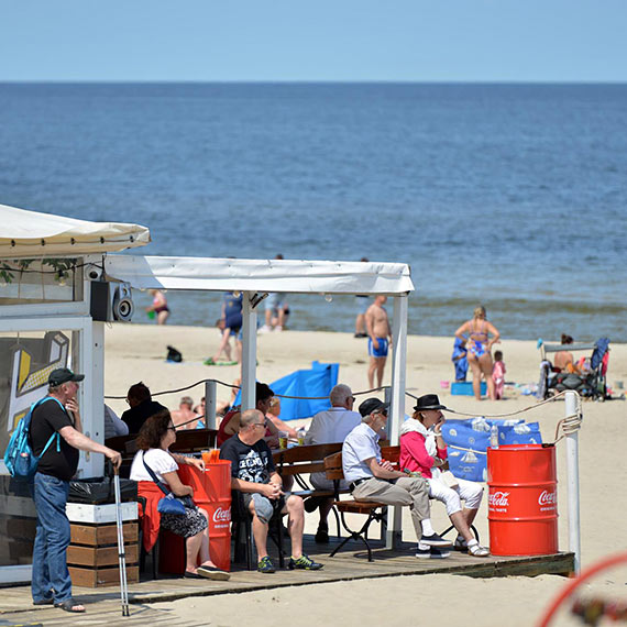 Słoneczna pogoda sprawia, że z dnia na dzień świnoujska plaża zapełnia się plażowiczami