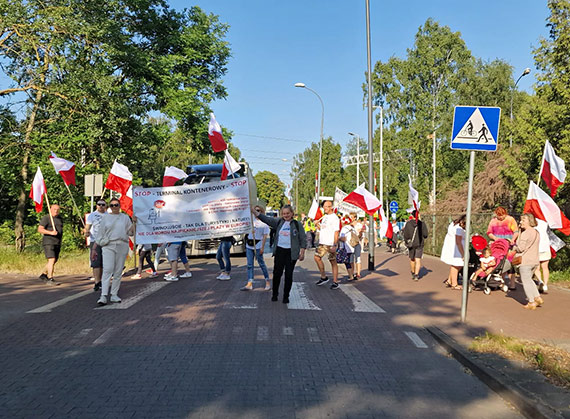 Władze Miasta nadal nie mogą „odnaleźć” drogi do plaży… Mieszkańcy odpowiadają kolejnym protestem